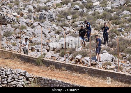 Griechische Polizeibeamte bewachen die Leiche von Michael Mosley in Agia Marina, nahe Pedi, Michael Mosley starb an Hitzeerschöpfung, Symi, Griechenland, Stockfoto