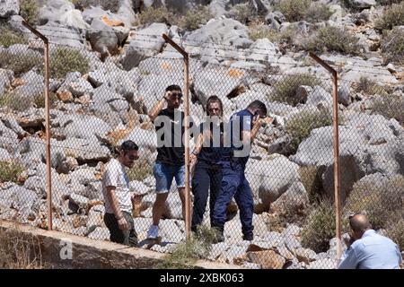 Griechische Polizeibeamte bewachen die Leiche von Michael Mosley in Agia Marina, nahe Pedi, Michael Mosley starb an Hitzeerschöpfung, Symi, Griechenland, Stockfoto