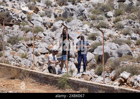 Griechische Polizeibeamte bewachen die Leiche von Michael Mosley in Agia Marina, nahe Pedi, Michael Mosley starb an Hitzeerschöpfung, Symi, Griechenland, Stockfoto