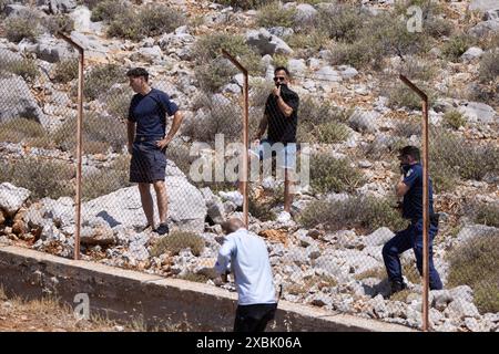 Griechische Polizeibeamte bewachen die Leiche von Michael Mosley in Agia Marina, nahe Pedi, Michael Mosley starb an Hitzeerschöpfung, Symi, Griechenland, Stockfoto