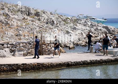 Griechische Polizeibeamte bewachen die Leiche von Michael Mosley in Agia Marina, nahe Pedi, Michael Mosley starb an Hitzeerschöpfung, Symi, Griechenland, Stockfoto