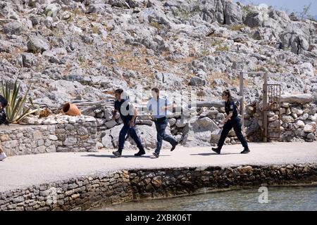 Griechische Polizeibeamte bewachen die Leiche von Michael Mosley in Agia Marina, nahe Pedi, Michael Mosley starb an Hitzeerschöpfung, Symi, Griechenland, Stockfoto