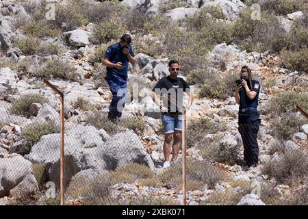 Griechische Polizeibeamte bewachen die Leiche von Michael Mosley in Agia Marina, nahe Pedi, Michael Mosley starb an Hitzeerschöpfung, Symi, Griechenland, Stockfoto