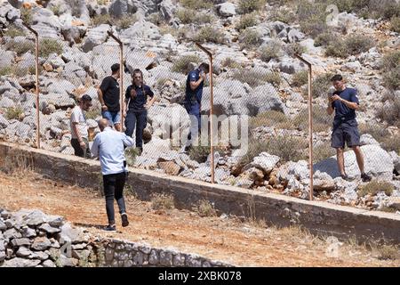 Griechische Polizeibeamte bewachen die Leiche von Michael Mosley in Agia Marina, nahe Pedi, Michael Mosley starb an Hitzeerschöpfung, Symi, Griechenland, Stockfoto