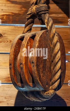 Ein antiker hölzerner Flaschenzug in der Britannia Shipyard in Steveston, British Columbia, Kanada Stockfoto