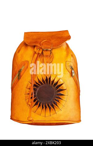 Rucksack aus Leder und Canvas. Nahaufnahme eines braunen handgefertigten Vintage-Lederrucksacks isoliert auf weißem Hintergrund. Braune Ledertasche für Reisende. Clippin Stockfoto