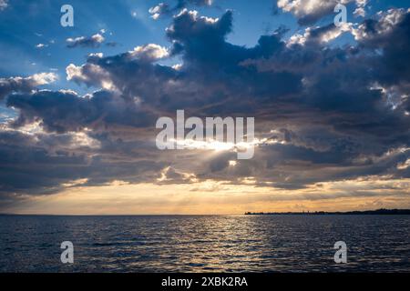 Entspannen Sie bei Sonnenuntergang an der Pipeline am Bodensee in Österreich Stockfoto