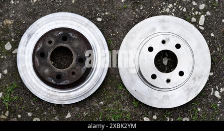 Bremsscheiben für das Auto. Neue und alte Bremsscheibe. Stockfoto
