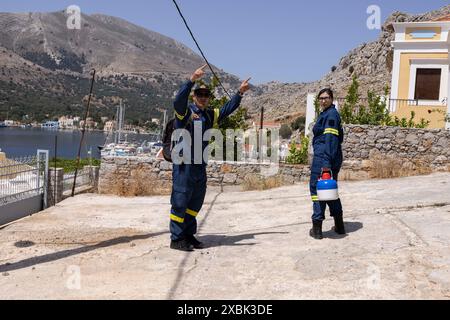 Am Samstag weitere Durchsuchungen durch die griechischen Feuerwehrdienste in Hügeln rund um Pedi nach dem britischen Dr. Michael Mosley, Insel Symi, Griechenland. Stockfoto