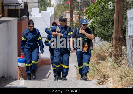 Am Samstag weitere Durchsuchungen durch die griechischen Feuerwehrdienste in Hügeln rund um Pedi nach dem britischen Dr. Michael Mosley, Insel Symi, Griechenland. Stockfoto