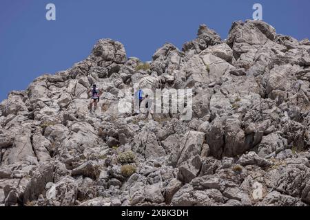 Am Samstag weitere Durchsuchungen durch die griechischen Feuerwehrdienste in Hügeln rund um Pedi nach dem britischen Dr. Michael Mosley, Insel Symi, Griechenland. Stockfoto