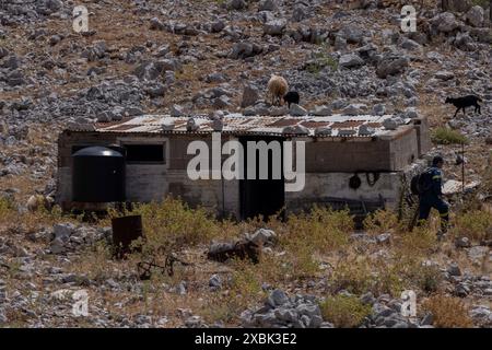 Am Samstag weitere Durchsuchungen durch die griechischen Feuerwehrdienste in Hügeln rund um Pedi nach dem britischen Dr. Michael Mosley, Insel Symi, Griechenland. Stockfoto