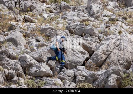 Am Samstag weitere Durchsuchungen durch die griechischen Feuerwehrdienste in Hügeln rund um Pedi nach dem britischen Dr. Michael Mosley, Insel Symi, Griechenland. Stockfoto