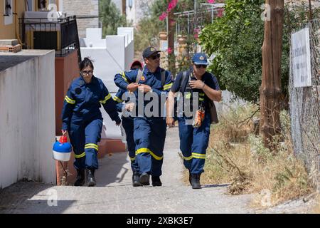 Am Samstag weitere Durchsuchungen durch die griechischen Feuerwehrdienste in Hügeln rund um Pedi nach dem britischen Dr. Michael Mosley, Insel Symi, Griechenland. Stockfoto