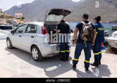 Am Samstag weitere Durchsuchungen durch die griechischen Feuerwehrdienste in Hügeln rund um Pedi nach dem britischen Dr. Michael Mosley, Insel Symi, Griechenland. Stockfoto