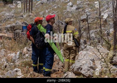 Am Samstag weitere Durchsuchungen durch die griechischen Feuerwehrdienste in Hügeln rund um Pedi nach dem britischen Dr. Michael Mosley, Insel Symi, Griechenland. Stockfoto