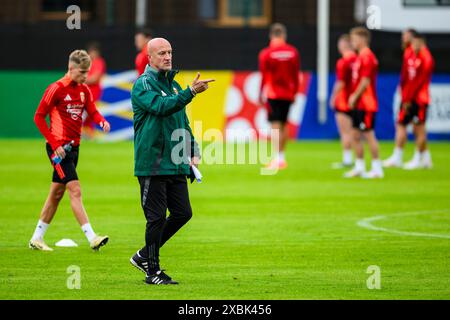 Weiler Simmerberg, Deutschland. Juni 2024. Fußball, Vorbereitung auf die UEFA Euro 2024, Training Ungarn, Trainer Marco Rossi (M) leitet das Training der ungarischen Nationalmannschaft. Quelle: Tom Weller/dpa/Alamy Live News Stockfoto