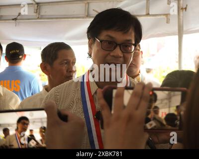 Caloocan City, Philippinen. Juni 2024. DILG-Sekretär Benhur Abalos wird nach dem Programm von Medienmitarbeitern interviewt. Caloocan City feiert den 126. Philippinischen Unabhängigkeitstag am Bonifacio Monument, zusammen mit DILG-Sekretär Benhur Abalos als Ehrengast und der Zusammenarbeit von Caloocan LGU, DILG Personal, Barangay Beamten, Philipppine National Police, Bureau of Fire Protection & Non Government Organizations. (Foto von Josefiel Rivera/SOPA Images/SIPA USA) Credit: SIPA USA/Alamy Live News Stockfoto