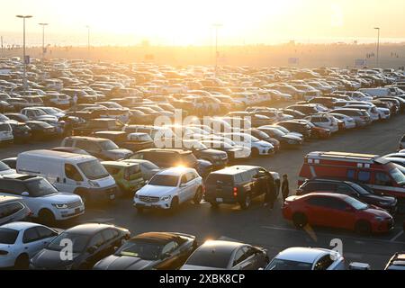 Los Angeles, Kalifornien, USA - 29. Juli 2023: Autos auf dem Parkplatz in Santa Monica bei Sonnenuntergang. Stockfoto