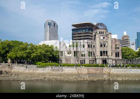 Blick über den Fluss zum Atombombendom oder zur A-Bombenkuppel (Genbaku Dome-Mae) in Hiroshima Japan Stockfoto