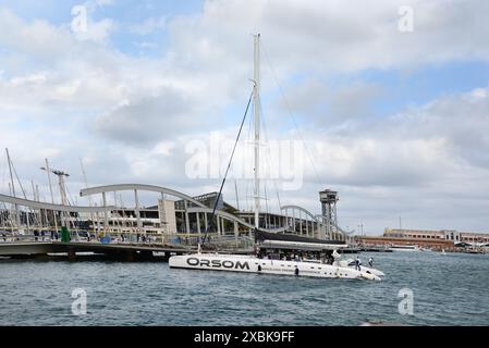 BARCELONA, KATALONIEN, SPANIEN - 2024, 19. April: Einkaufszentrum Maremagnum in der Nähe des Barcelona Port Vell Stockfoto