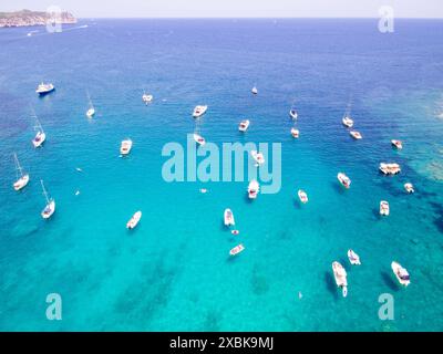 Freizeitboote, es Coll Baix Beach, Alcudia, Mallorca, Balearen, Spanien Stockfoto