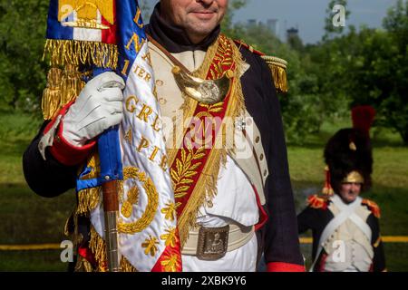 Moskau, Russland. Juni 2024. Ein Teilnehmer nimmt an einer historischen Nachstellung bei der "Eroberung von Paris" Teil. The Year 1814" im Rahmen eines Festivals historischer Nachstellungen mit dem Titel "Times and Epochs" in Moskau, Russland Stockfoto