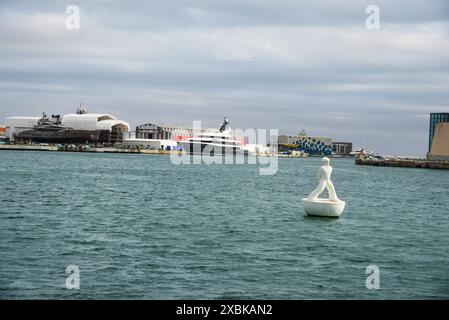 BARCELONA, KATALONIEN, SPANIEN - 2024, 19. April: Schwimmende Statue am Einkaufszentrum Maremagnum in der Nähe von Barcelona Port Vell Stockfoto