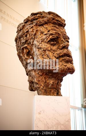 USA Washington DC Bronzeskulptur von John F. Kennedy im Kennedy Center for the Performing Arts von Robert Berks Stockfoto