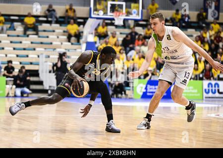 Leiden, Niederlande. Juni 2024. Damien Jefferson von Oostende und Luuk van Bree von Leiden in Aktion während eines Basketballspiels zwischen ZZ Leiden und BC Oostende am Mittwoch, den 12. Juni 2024 in Leiden, Niederlande, im zweiten Spiel (Best of 3) des Play-off-Finals der ersten Liga der Basketballmeisterschaft der BNXT League. Oostende gewann das erste Leg. BELGA FOTO TOM GOYVAERTS Credit: Belga Nachrichtenagentur/Alamy Live News Stockfoto