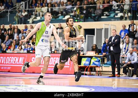 Leiden, Niederlande. Juni 2024. Luuk van Bree von Leiden und Jean Salumu von Oostende in Aktion während eines Basketballspiels zwischen ZZ Leiden und BC Oostende am Mittwoch, den 12. Juni 2024, in Leiden, Niederlande, Match 2 (Best of 3) des Play-off-Finals der Basketballmeisterschaft „BNXT League“ in der ersten Liga. Oostende gewann das erste Leg. BELGA FOTO TOM GOYVAERTS Credit: Belga Nachrichtenagentur/Alamy Live News Stockfoto