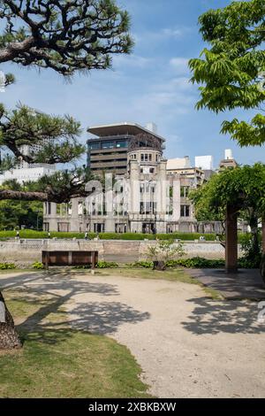 Blick über den Fluss zum Atombombendom oder zur A-Bombenkuppel (Genbaku Dome-Mae) in Hiroshima Japan Stockfoto