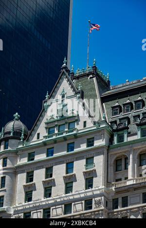 Das Plaza Hotel ist ein berühmtes Wahrzeichen an der Fifth Avenue und dem Central Park South, 2024, New York City, USA Stockfoto