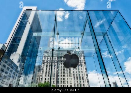 Der Apple Computer Store auf der Fifth Avenue ist mit seinem ikonischen Apple Logo ausgestattet und befindet sich gegenüber dem ikonischen Plaza Hotel, 2024, New York City, USA Stockfoto