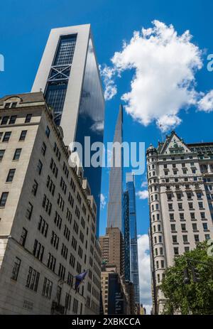 Wolkenkratzer und das plaza Hotel mit Blick auf die 56th St. an einem klaren Sommertag 2024, New York City, USA Stockfoto
