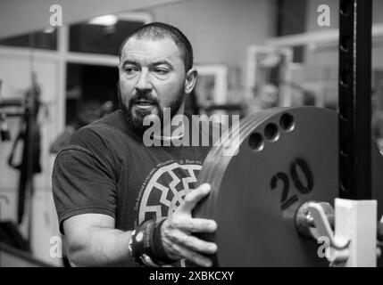 Bila Tserkva, Ukraine, 15. Oktober 2016: Mann hockt in der Turnhalle Stockfoto