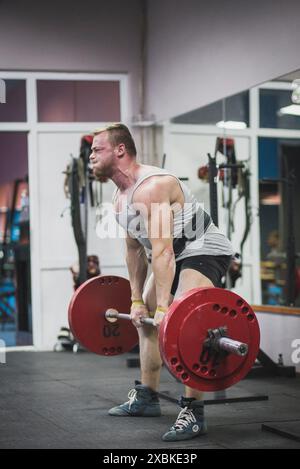 Bila Tserkva, Ukraine, 15. Oktober 2016: Athlet beim Deadlift im Fitnessstudio Stockfoto