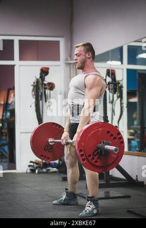 Bila Tserkva, Ukraine, 15. Oktober 2016: Athlet beim Deadlift im Fitnessstudio Stockfoto