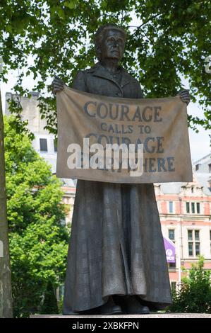 Die Statue von Gillian trägt den britischen Suffragist-Führer und Sozialkämpfer Millicent Garrett Fawcett am Parliament Square in Westminster London Stockfoto