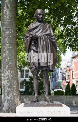 Statue des Bildhauers Philip Jackson des antikolonialen Nationalisten und politischen Ethikers Mahatma Gandhi auf dem Parliament Square Westminster London Stockfoto