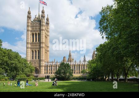 Victoria Tower Palace of Westminster Houses of Parliament aus Sicht der Victoria Tower Gardens South London England UK Stockfoto