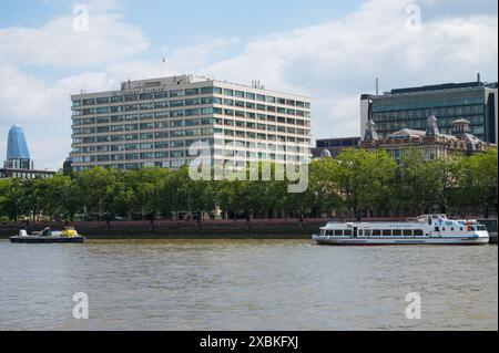 St Thomas's Hospital vom Nordufer der Themse aus gesehen London England Großbritannien Stockfoto