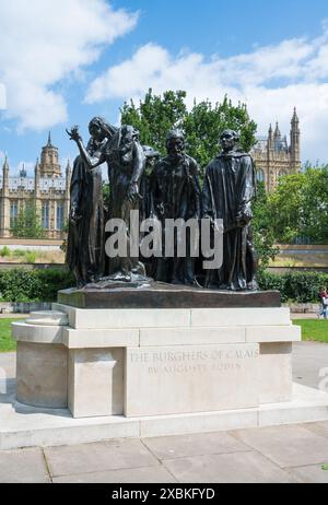 Bronzeskulptur der Burghers of Calais in Victoria Tower Gardens. Palace of Westminster Houses of Parliament im Hintergrund. London Großbritannien Stockfoto