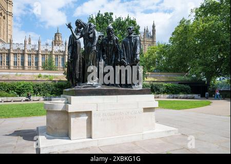 Bronzeskulptur der Burghers of Calais in Victoria Tower Gardens. Palace of Westminster Houses of Parliament im Hintergrund. London Großbritannien Stockfoto