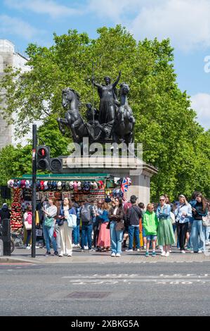 Die Leute warten auf die Überquerung der Straße an einer Ampelkreuzung auf der Westminster Bridge. Statue von Boadicea und ihren Töchtern im Hintergrund. London Großbritannien Stockfoto