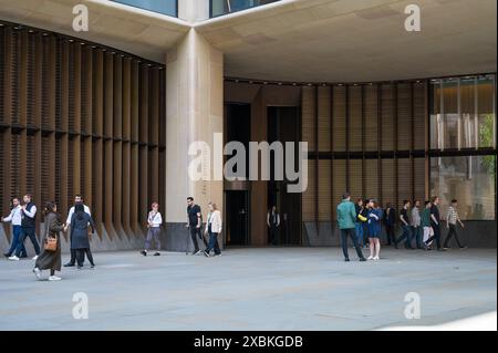 Mitarbeiter im Büro vor dem Haupteingang des europäischen Hauptsitzes Bloomberg Queen Victoria Street City in London England Großbritannien Stockfoto