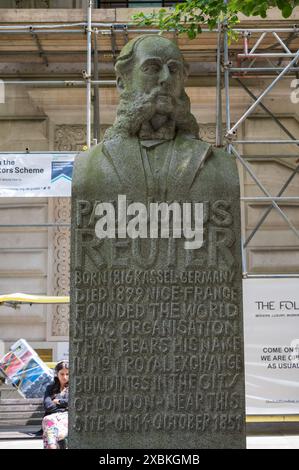 Die Granitskulptur von Paul Julius Reuter des Bildhauers Michael Black steht in der Fußgängerzone der Royal Exchange Buildings City of London UK Stockfoto