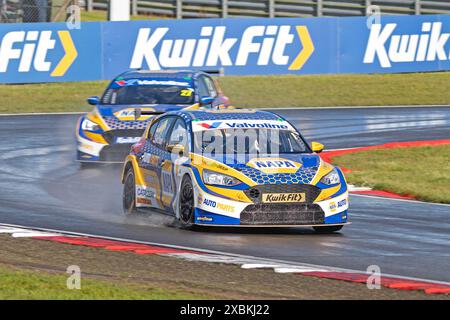 Ash Sutton wird von Dan Rowbottom KwikFit British Touring Car Championship, Snetterton, Norwich, Norfolk, Vereinigtes Königreich am 26. Mai 2024 verfolgt Stockfoto