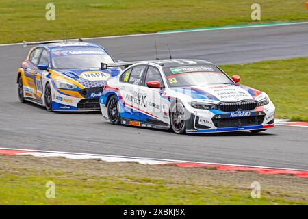 Dan Cammish übt Druck auf Adam Morgan British Touring Car Championship Snetterton, Norwich, Norfolk, Vereinigtes Königreich 26. Mai 2024 aus Stockfoto