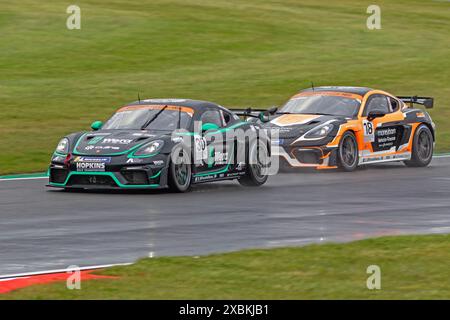 Will Jenkins verteidigt gegen Sebastian Hopkins Porsche Sprint Challenge GB Snetterton Circuit, Norwich, Norfolk, Vereinigtes Königreich 26. Mai 2024 Stockfoto